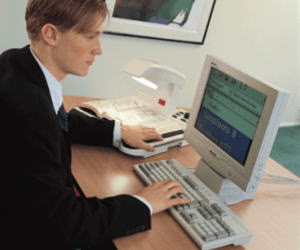 左手で読書機、右手でパソコンを操作